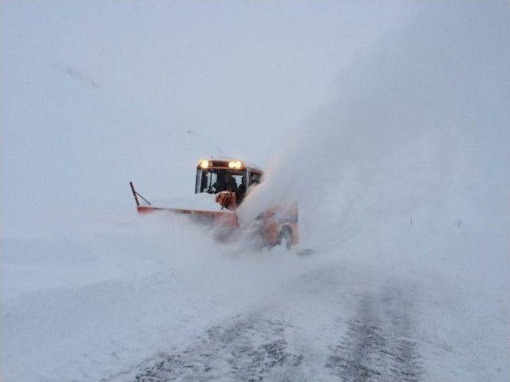 Çığ Ve Tipi Bahçesaray Yolunu Kapattı G5