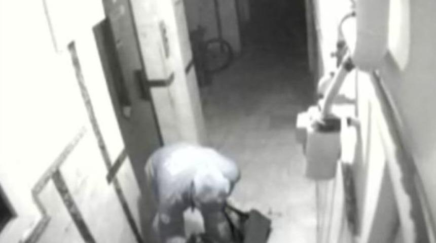 Ayakkabı Hırsızı G&uuml;venlik Kamerasında