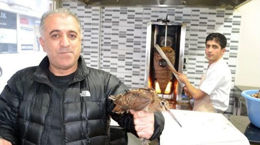 A&ccedil;lık Ve Soğuktan Lokantaya Sığındı