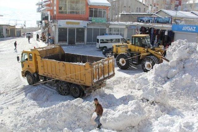 Başkale’de Kar Temizleme Çalışması