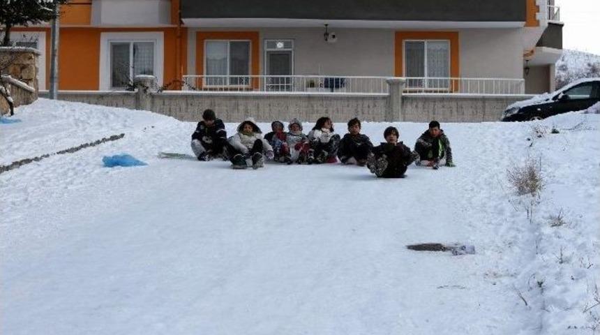 Kapadokya&rsquo;da Karın Keyfini Turistler &Ccedil;ıkardı