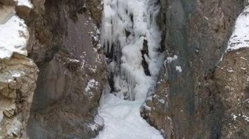 Han&ouml;n&uuml;&rsquo;de G&uuml;rleyik Şelalesi Dondu