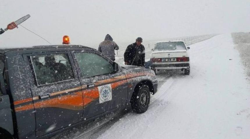 Yoldan &Ccedil;ıkan Ara&ccedil;ları Belediye Ekipleri Kurtardı