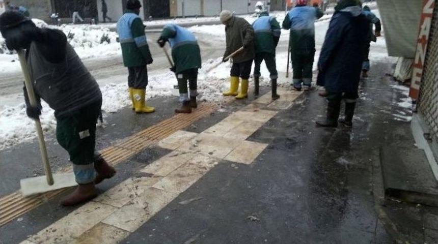 Buzlanan Yollar Temizleniyor
