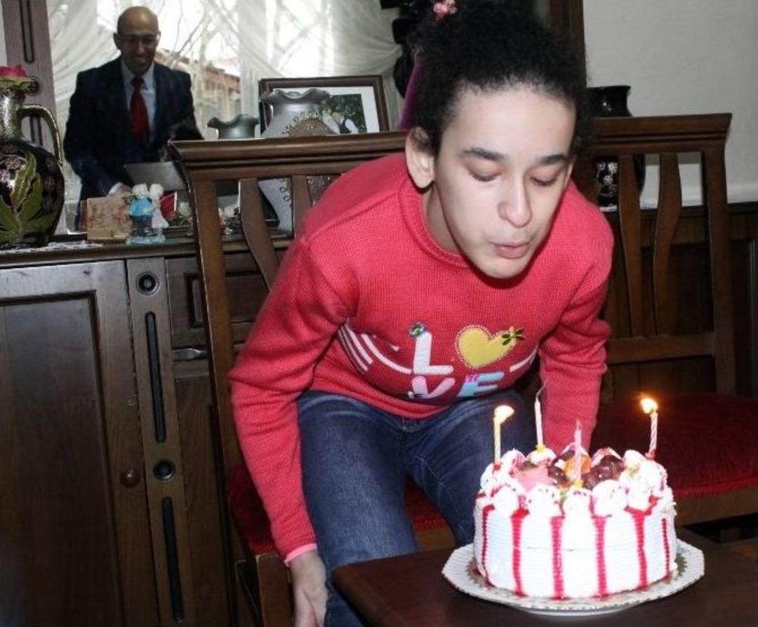 (&ouml;zel Haber) Evde Eğitim G&ouml;ren Engelli &Ouml;ğrenciye Doğum G&uuml;n&uuml; S&uuml;rprizi