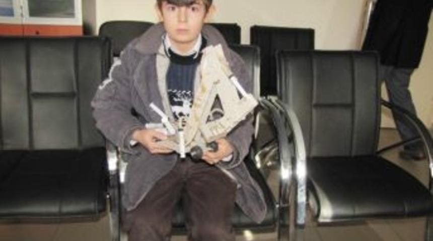 K&uuml;&ccedil;&uuml;k Mucitten, Hava Ve Su İle &Ccedil;alışan Oyuncak İş Makinesi