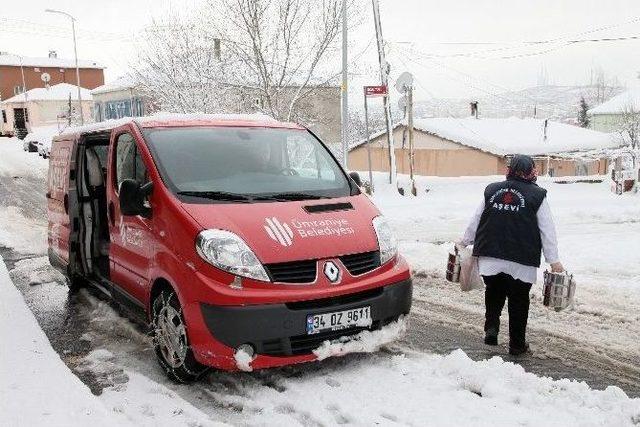 Ümraniye Belediyesi’nden Soğuk Kış Günlerinde Sıcak Yemek Yardımı