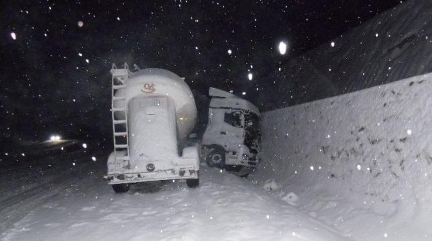 Adıyaman-malatya Karayolunda Ara&ccedil;lar Mahsur Kaldı