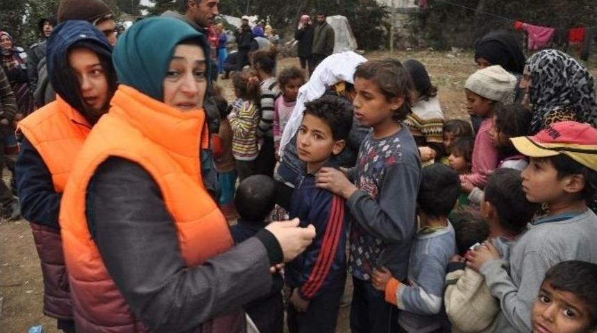 &Ccedil;ocuklar Buz Gibi Havada Ayaklarında Terlikle Dolaştı