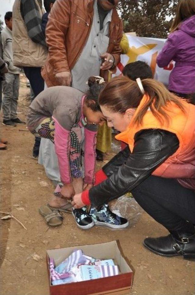 Çocuklar Buz Gibi Havada Ayaklarında Terlikle Dolaştı