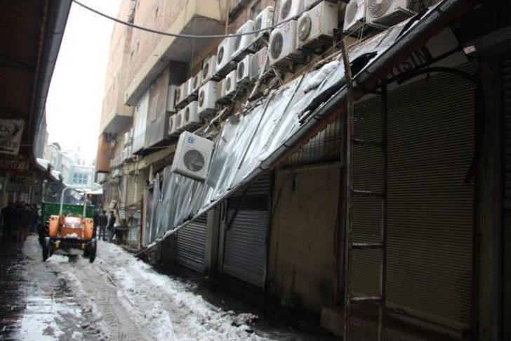 Şanlıurfa’da Kar Ağırlığına Dayanamayan Sundurmalar Çöktü G1