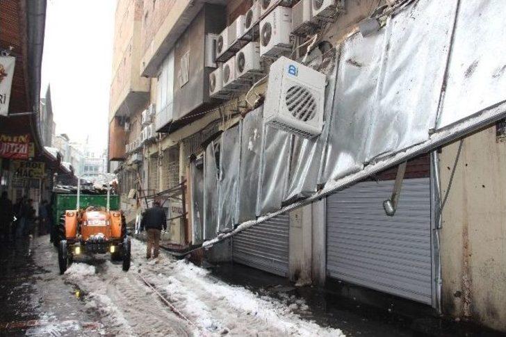 Şanlıurfa’da Kar Ağırlığına Dayanamayan Sundurmalar Çöktü G3