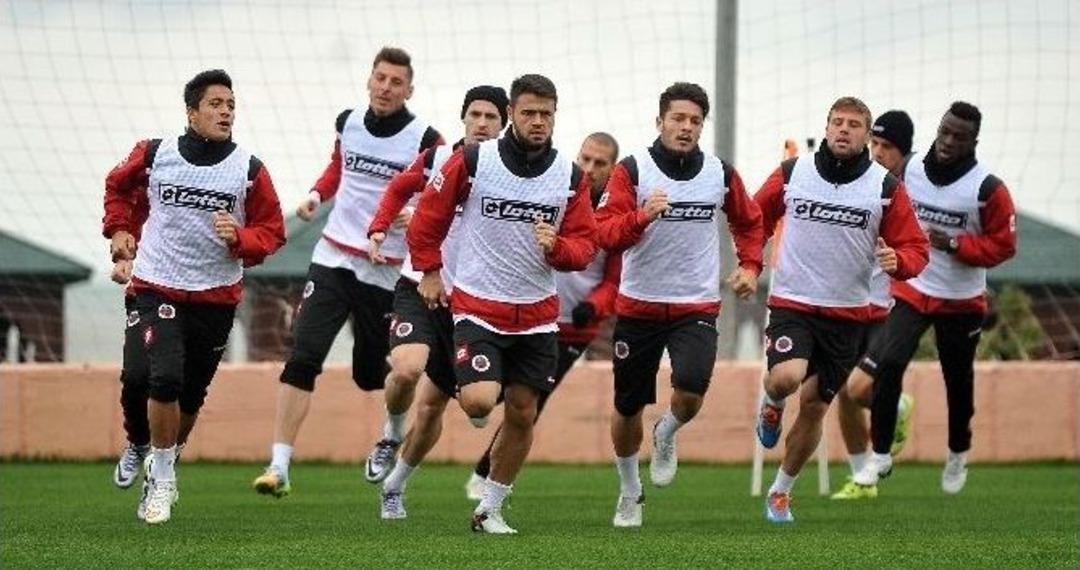 Gen&ccedil;lerbirliği Kamp &Ccedil;alışmalarını S&uuml;rd&uuml;r&uuml;yor