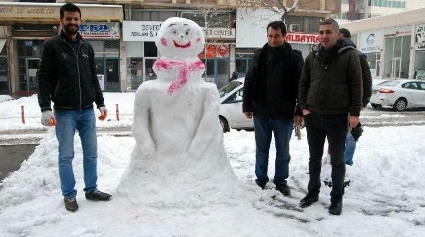Kar Sevinci Yaşayan Esnaf Kardan Kız Yaptı