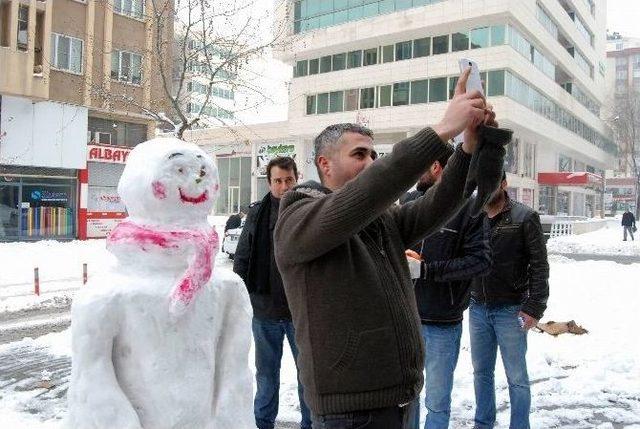 Kar Sevinci Yaşayan Esnaf Kardan Kız Yaptı