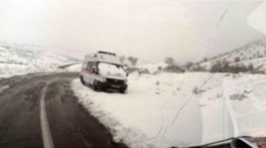 Ambulans Yolda Mahsur Kaldı