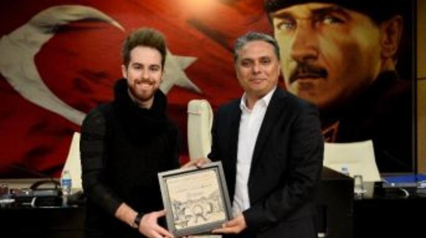 Uysal&rsquo;dan G&ouml;rkem Durmaz&rsquo;a Anı Plaketi