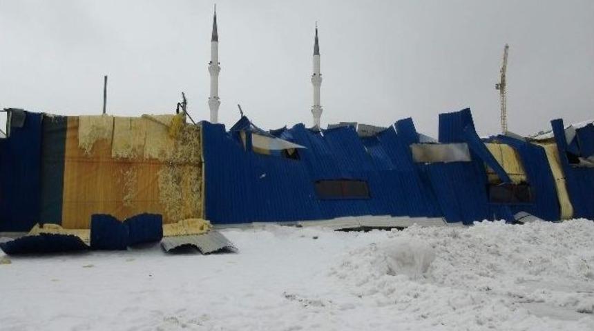 Kar, Halı Sahanın &Ccedil;atısını &Ccedil;&ouml;kertti