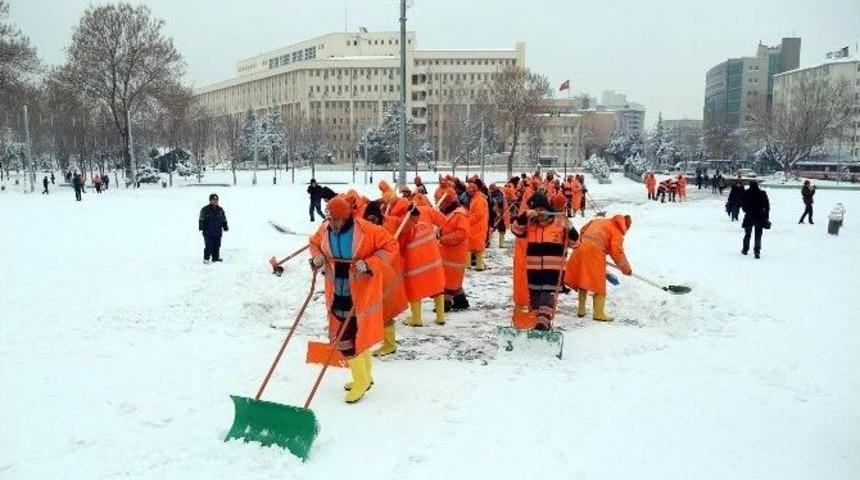 Şehitkamil&rsquo;de Kar Yağışı Sonrası Kaldırım Ve Yollar Temizleniyor