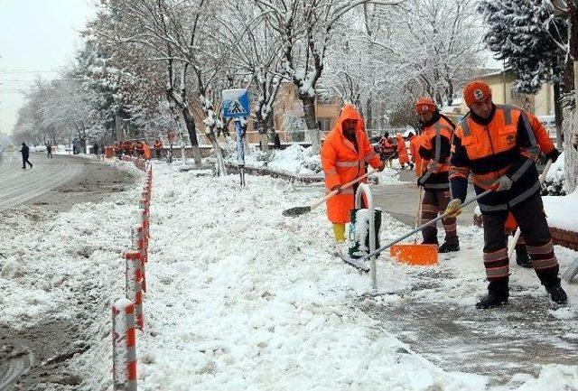 Şehitkamil’de Kar Yağışı Sonrası Kaldırım Ve Yollar Temizleniyor