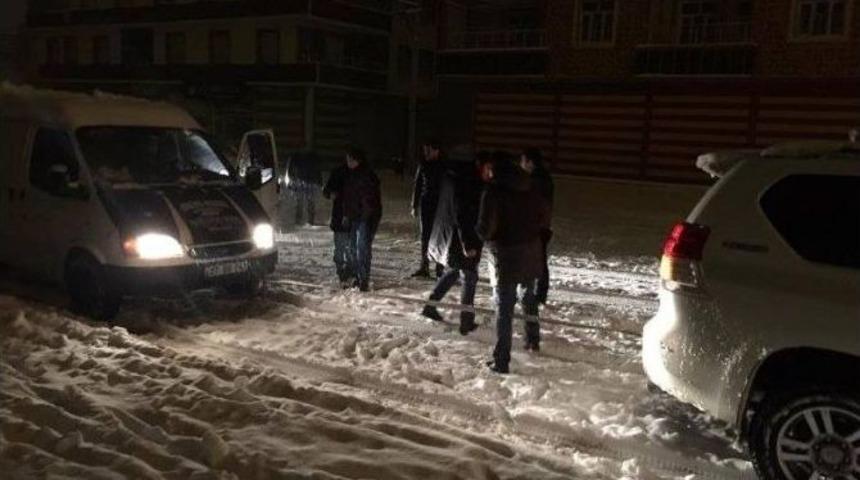 Mahsur Kalan Vatandaşı Makam Aracıyla Kurtardı