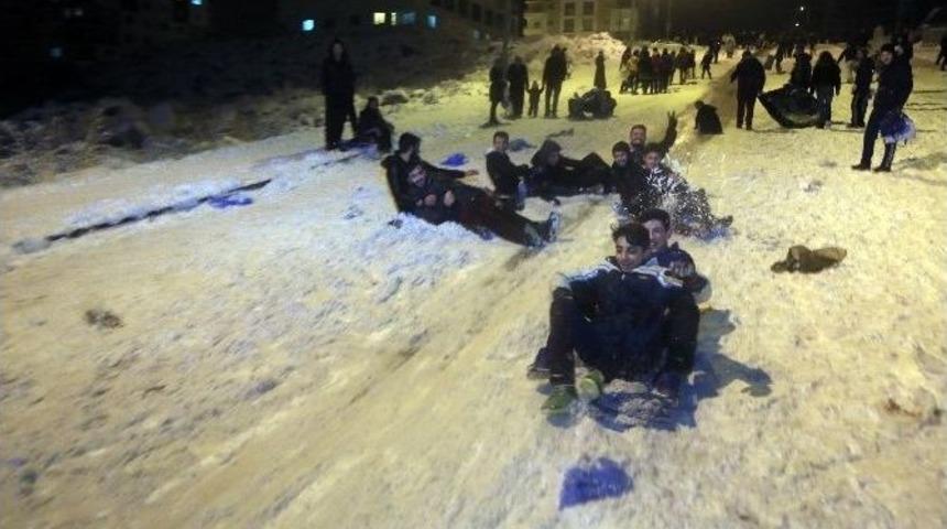 Bir Yanda Karla M&uuml;cadele Diğer Yanda Eğlence