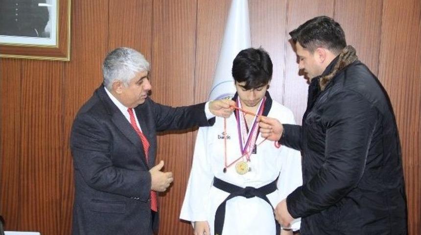 Sorgun Belediye Başkanı Şimşek, Şampiyon Tekvandocuyu Makamında Kabul Etti