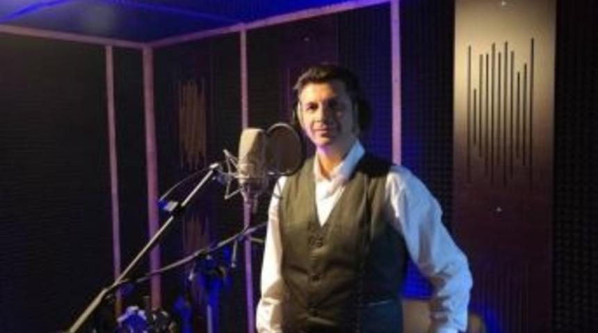 &Uuml;mit Yılmaz Yeni Alb&uuml;m&uuml; İ&ccedil;in Kobimedya İle Anlaştı