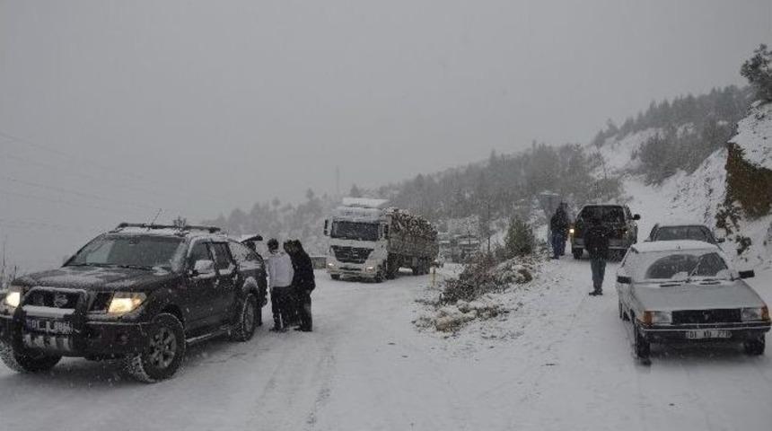 Aladağ&rsquo;da Yollarda Kar K&uuml;reme Ve Tuzlama &Ccedil;alışmaları