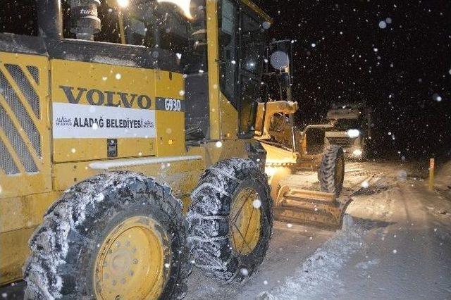 Aladağ’da Yollarda Kar Küreme Ve Tuzlama Çalışmaları