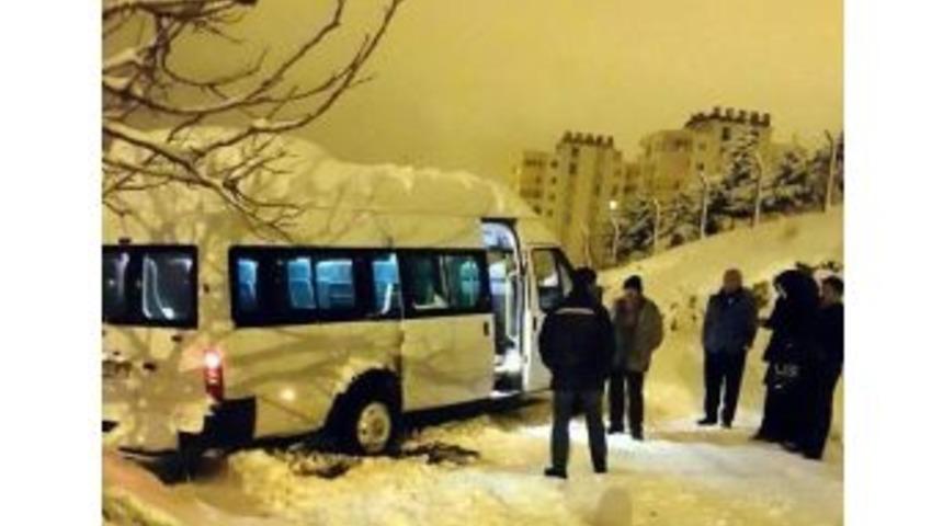 Sağlık Personellerini Taşıyan Minib&uuml;s Kara Saplandı