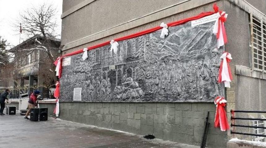 "erzurum’un Kahraman Çocukları" Rölyefi Erzurum Lisesi Duvarına Asıldı