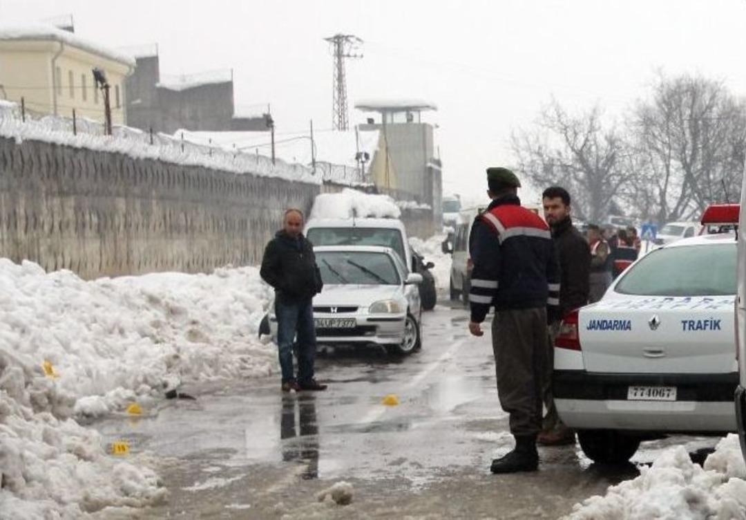 Cezaevi &Ouml;n&uuml;nde Karşılaştığı Hasımlarına Kurşun Yağdırdı