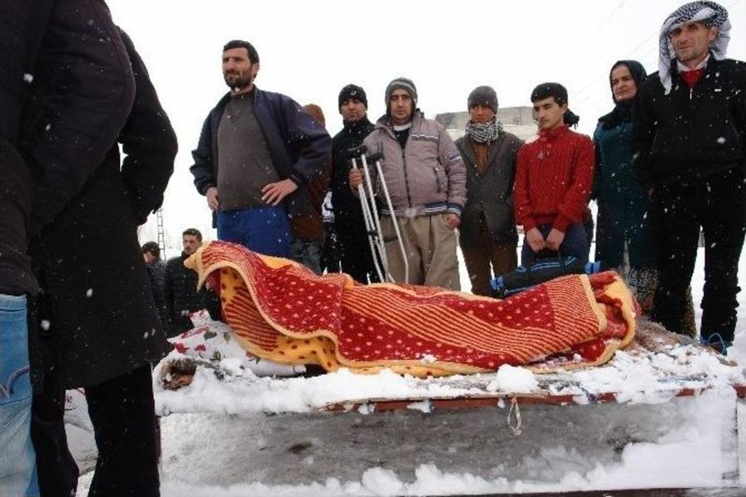 Hasta Kadın Bir Kilometre Kızakla Taşındı