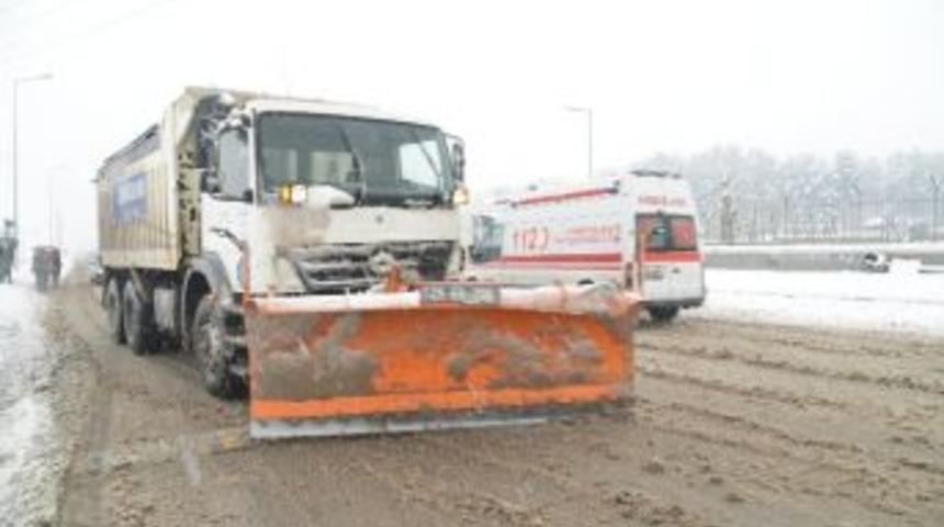 Belediye 24 Saatte Bin Ton Tuzlama Yaptı