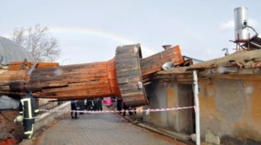 Ahşap Minare Fırtınaya Dayanamadı