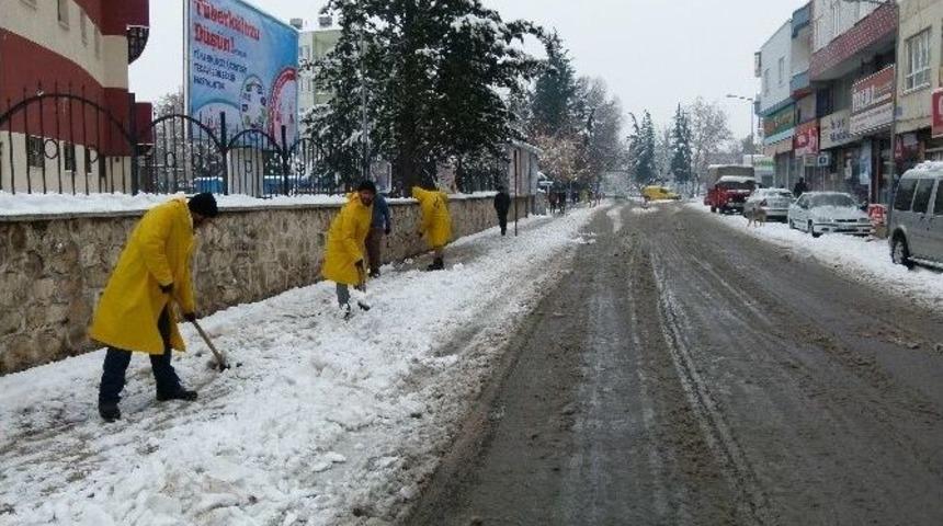 Kahta Belediyesi’nin Karla Mücadelesi Sürüyor