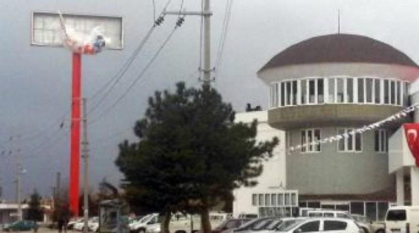 Şiddetli Rüzgar Totemdeki Dev Brandayı Yerinden Söktü