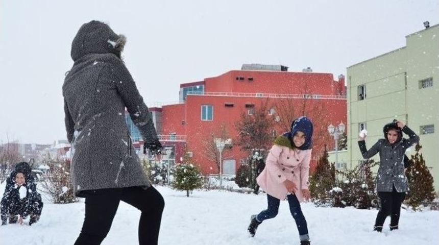 &Ouml;ğrencilerin Kar Sevinci