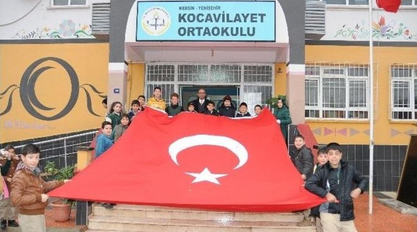 Yenişehir Belediyesi Bayrak Dağıttı