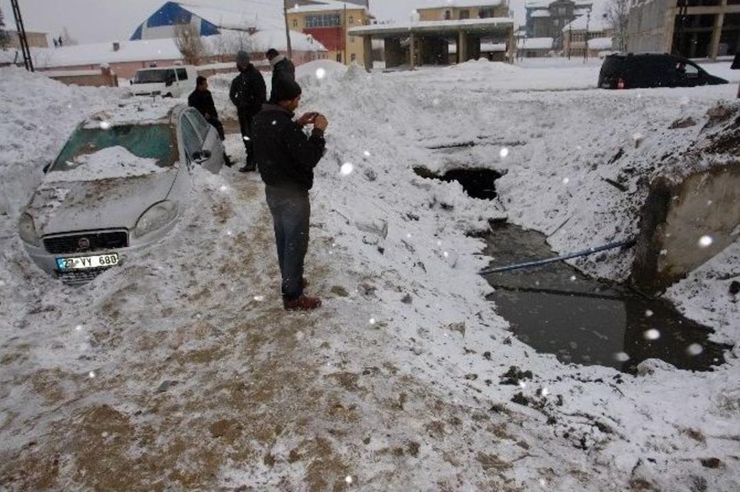 Y&uuml;ksekova&rsquo;da Polis Aracına Bombalı Saldırı