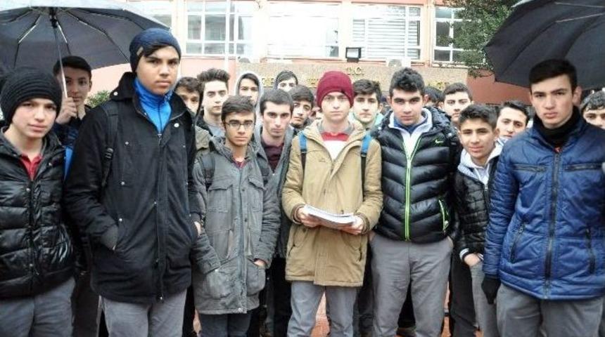 Okulda Taciz İddiası Sonrası G&ouml;revden Alınan &Ouml;ğretmene &Ouml;ğrencilerinden Destek