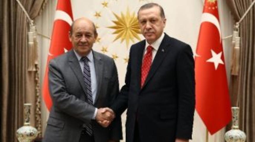 Cumhurbaşkanı Erdoğan Fransa Savunma Bakanı Le Drian&rsquo;ı Kabul Etti