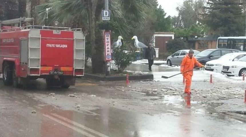 Sinop Belediyesi&rsquo;nden Kar Temizleme &Ccedil;alışması