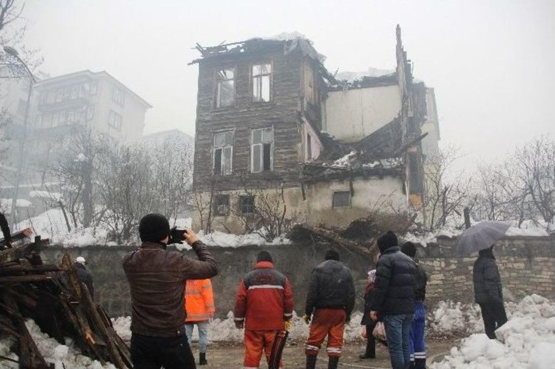 Karın Ağırlığına Dayanamayan Evin &Ccedil;atısı &Ccedil;&ouml;kt&uuml;