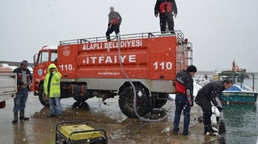 Alaplı Belediyesi Karla M&uuml;cadelede Bin Ton Deniz Suyu Kulandı