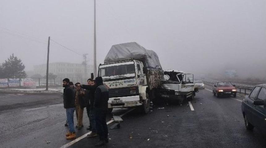 Oto Kurtarıcı Kamyona &Ccedil;arptı: 1 Yaralı