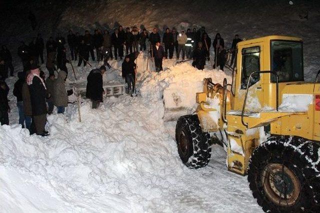 Minibüs Çığ Altında Kaldı: 1 Ölü