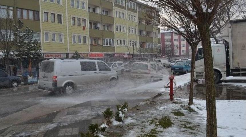 Patlayan Su Vanası S&uuml;r&uuml;c&uuml;lere Yaradı