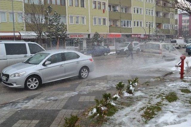 Patlayan Su Vanası Sürücülere Yaradı